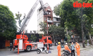 Vụ nổ gas tại đường Yên Phụ: Cửa cuốn, cửa ra vào, xe máy bị hất văng ra mặt đường