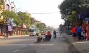 Chạy qua đường không quan sát, bà bế cháu nhỏ bị xe máy tông ngã