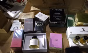 Đột kích trong đêm thu giữ số lượng lớn nước hoa, mỹ phẩm nhái ở Hà Nội