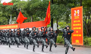 Chiến sĩ công an vượt nắng, thắng mưa luyện diễu binh mừng 80 năm Ngày Quốc khánh