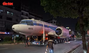 Xuyên đêm vận chuyển thành công máy bay IL-14 lịch sử về Trung tâm Hội chợ Triển lãm Quốc gia