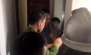 Cảnh sát Phòng cháy chữa cháy cứu hai người mắc kẹt trong hố thang máy