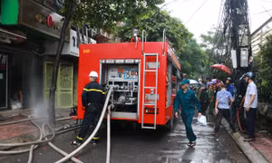 Một người bị mắc kẹt trong đám cháy lớn tại căn nhà 5 tầng phố Núi Trúc 