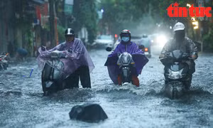 Người dân Hà Nội 'bì bõm' trở về nhà trong cơn mưa tầm tã