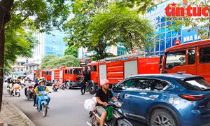 Cháy nhà 4 tầng, bà nhanh trí cho cháu 5 tháng tuổi vào xô thả xuống đất thoát nạn