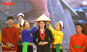 Vẻ đẹp phụ nữ Mường qua những hoa văn dệt truyền thống