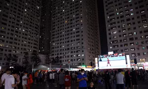 Cư dân chung cư lắp LED rộng 90m2 cổ vũ cho 2 trận chung kết bóng đá SEA Games 31 