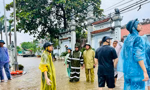 Quận Long Biên (Hà Nội) di dời 1.055 người dân ra khỏi vùng nguy hiểm đến nơi an toàn
