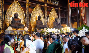 Phật tử khắp nơi đổ về chùa Tam Chúc chiêm bái Xá lợi Phật