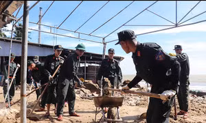 Trung đoàn CSCĐ Nam Trung Bộ hỗ trợ nhân dân khắc phục hậu quả bão số 13