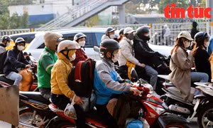 Người dân trở về Thủ đô sau kỳ nghỉ Tết Dương lịch, cửa ngõ vào thành phố nhộn nhịp trở lại