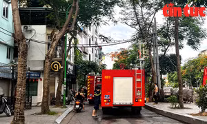 Hà Nội: Chập điện, cháy nhà dân rạng sáng tại ngõ Trại Cá