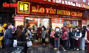 Người dân đội mưa xếp hàng mua vàng sát ngày vía Thần tài 