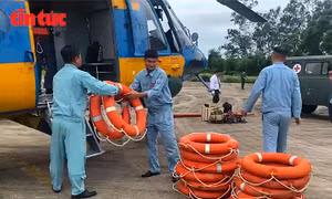 Hàng chục tấn hàng thiết yếu được vận chuyển bằng trực thăng vào vùng bị cô lập do mưa lũ
