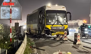 Xe giường nằm nổ lốp, lao vào làn xe máy khiến hai bố con tử vong trên cầu Thanh Trì