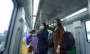 Nhiều nhân viên công sở Hà Nội chọn tàu điện Cát Linh - Hà Đông làm phương tiện đi làm
