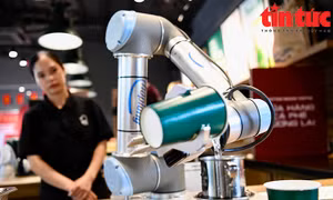 Trải nghiệm mới lạ tại quán cà phê sử dụng robot phục vụ dịp nghỉ Lễ 30/4–1/5