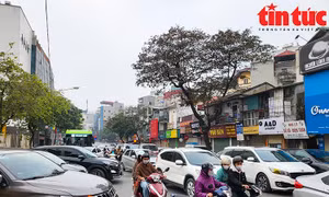 Người dân Hà Nội đổ ra đường chiều mùng 1 Tết, đường phố ùn tắc