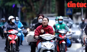 Chiều muộn, người dân Hà Nội co ro về nhà dưới thời tiết mưa rét
