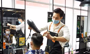 Dịch vụ cắt tóc, gội đầu 'đắt hàng' ngày cận Tết