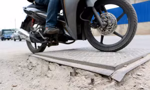 Những cái 'bẫy chết người' do nắp hố ga cao hơn mặt đường 