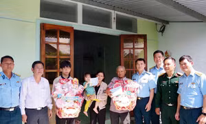 Khen thưởng cá nhân, gia đình trong vụ tai nạn bay Trung đoàn 940