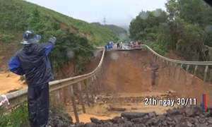 Cận cảnh vụ sạt lở kinh hoàng tại Quốc lộ 26