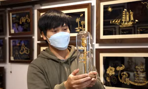 Hoa hồng mạ vàng 24k 'đắt khách' ngày nhân dịp Quốc tế Phụ nữ 