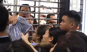 Chen lấn săn hàng hiệu ngày Black Friday