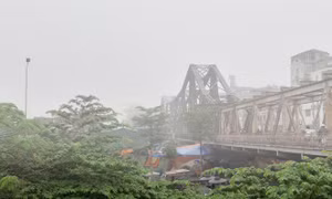 Sáng nay, Hà Nội chìm trong sương mù, mưa bụi