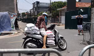 Người dân tiếp tế cho người thân trong khu vực phong tỏa phường Chương Dương 
