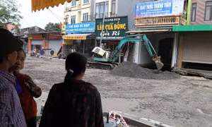  'Hố tử thần' ở Chương Mỹ, Hà Nội bắt đầu được san lấp