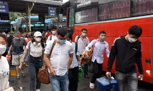 Người dân rồng rắn về quê và đi nghỉ lễ, mọi bến xe, cửa ngõ Hà Nội kẹt cứng