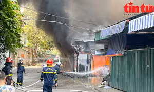 Cháy tại điểm trông giữ xe, nhiều phương tiện bị thiêu rụi