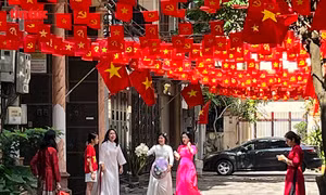 Thiêng liêng màu cờ Tổ quốc trên các ngõ phố Thủ đô