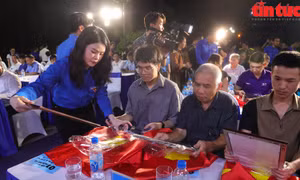 Tuổi trẻ Thủ đô thành kính thắp nến tri ân các anh hùng liệt sĩ