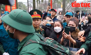 Bịn rịn phút chia tay thanh niên lên đường nhập ngũ