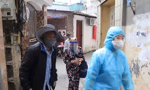 Những chuyến xe quân đội đưa đón bệnh nhân chạy thận trong 'cuộc chiến' với dịch COVID-19