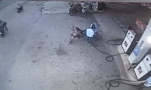 Truy cản nhóm dàn cảnh cướp 50 triệu đồng, thanh niên bị đâm trọng thương