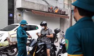 Hà Nội: Những chiến sĩ sao vuông 'bốn cùng' chống dịch với người dân Thanh Xuân 