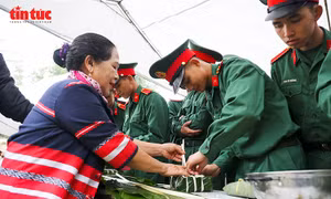 Gần 700 suất quà được trao tại chương trình “Bánh chưng xanh – Tết vì người nghèo” 2026