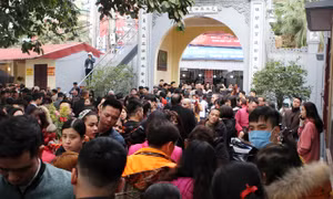Dòng người kẹt cứng đi lễ Phủ Tây Hồ những ngày đầu năm mới