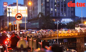 Hà Nội mưa to, giao thông ùn tắc, dân đứng chôn chân trong cơn mưa lớn
