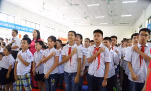 Xúc động lễ khai giảng đặc biệt ở trường hát Quốc ca bằng tay