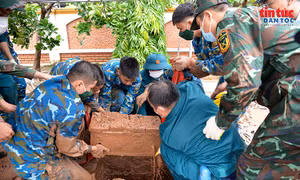 Dầm mưa lấy mẫu ADN tại nghĩa trang Đan Phượng