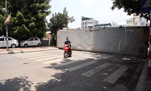 Dùng xe tải, gạch và thùng container làm 'chốt' chống dịch ở Hà Nội