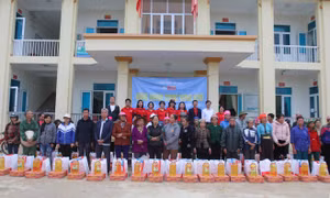 Chương trình 'Đồng hành cùng vùng khó' của Báo Tin tức đến với đồng bào xã Sơn Lương (Yên Bái)