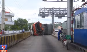Xe tải gây tai nạn ngay giữa trạm thu phí