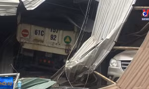 Xe ben tông sập 3 nhà dân, nhiều người bị thương