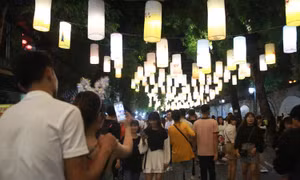 Hàng nghìn người đổ về phố Hàng Mã, Phùng Hưng chơi Trung thu